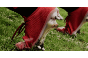 Scarpe da rugby con tacchetti su un campo, guida alla scelta del modello giusto
